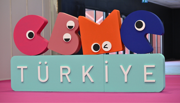 CBME Türkiye logo with two models next to it