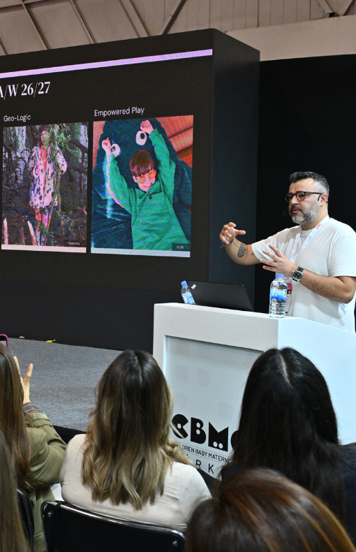 Speaker unveiling next season's industry trends at the WGSN trend seminar during CBME Türkiye.