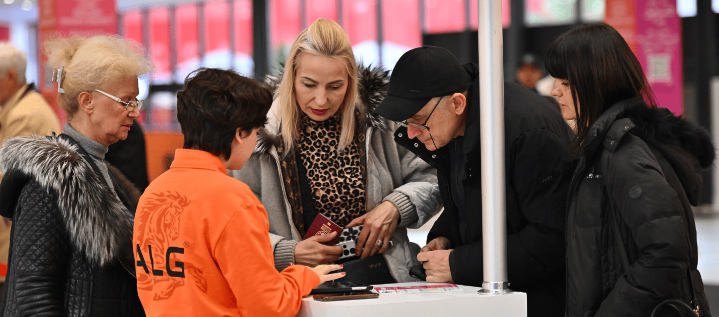 Visitors completing their onsite registrations with assistance from venue hostesses at CBME Türkiye.