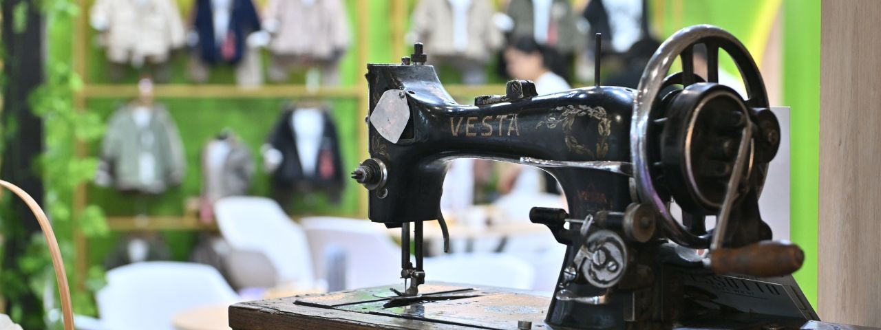 A vintage sewing machine at an exhibitors stand at CBME Türkiye